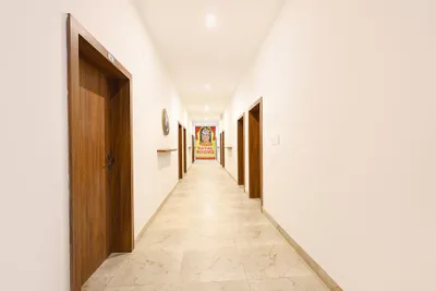 Lobby-corridor